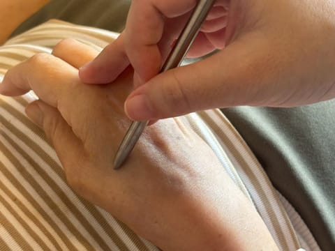 刺さない鍼による施術の様子